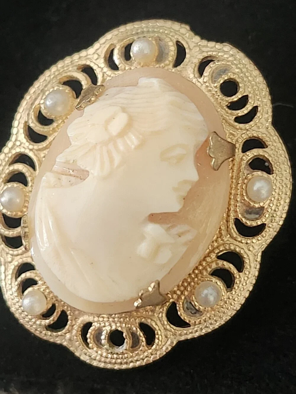 Vtg Classic Cameo Brooch Pin in Cream and Gold
